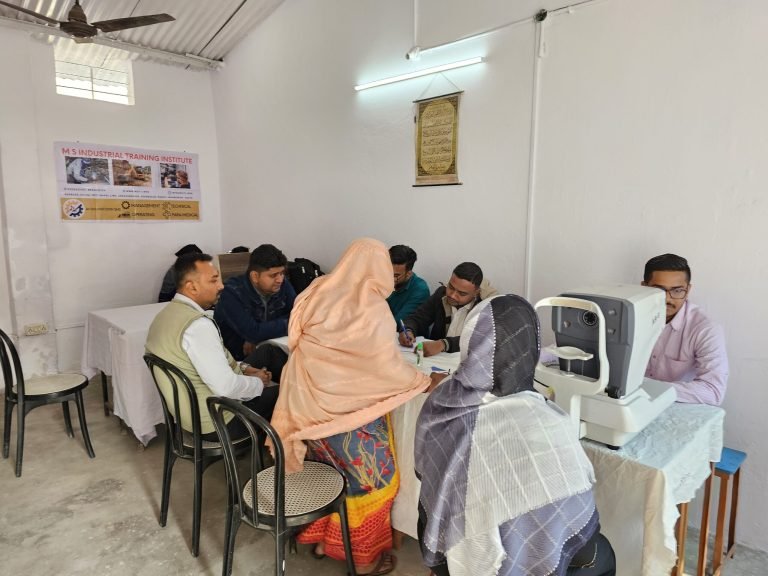 Jamshedpur Free Eyecheckup Camp:-जवाहर नगर एमएस आईटीआई इंस्टिट्यूट में झारखंड ह्यूमैनिटी फाऊंडेशन द्वारा निशुल्क नेत्र जांच शिविर का आयोजन।