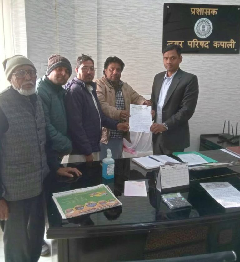 Kapali: झामुमो अल्पसंख्यक जिला अध्यक्ष शेख फरीद ने कार्यपालक पदाधिकारी को सौंपा ज्ञापन