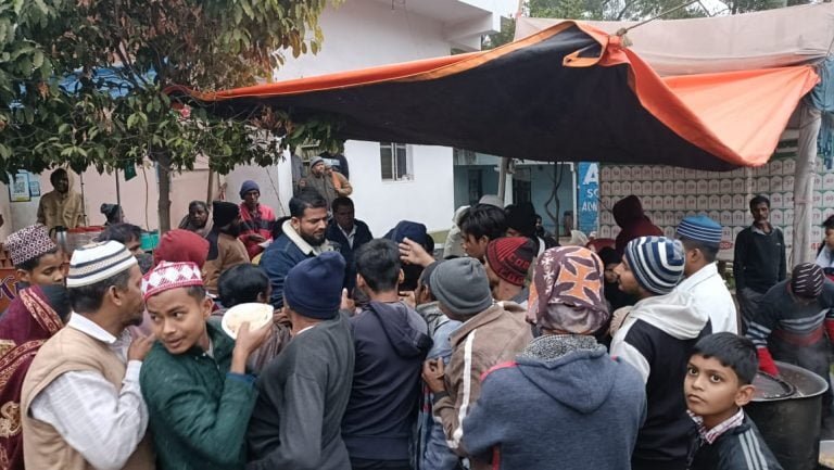 Jamshedpur: ख्वाजा गरीब नवाज के 812 उर्स ए मुबारक के मौके पर मानगो में लंगर का हुआ वितरण।