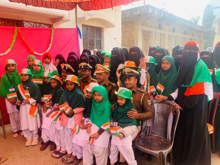 Jamshedpur Flag Hoisting: मदरसा बाग ए आएशा में झंडातोलन कार्यक्रम का आयोजन