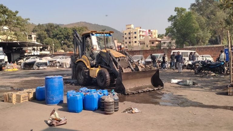 मानगो रोड नंबर 17 से भारी मात्रा में जब्त किए गए शराब को पुलिस द्वारा किया गया नष्ट