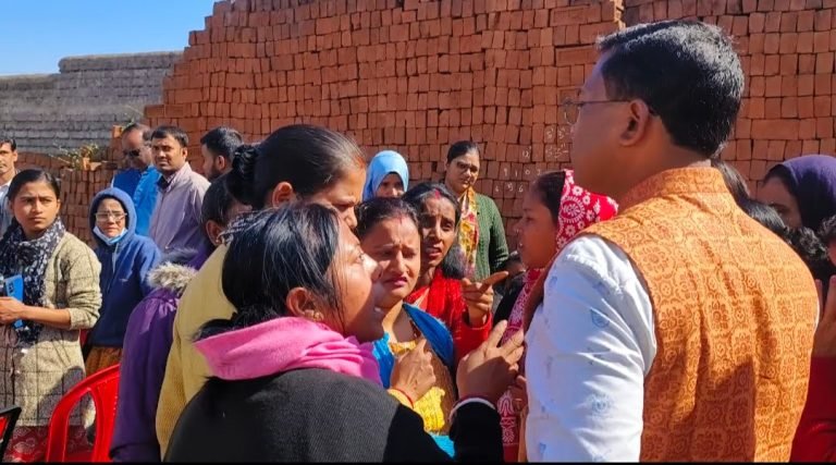 पूर्णिमा नेत्रालय तमोलिया में काम कर रहे कर्मियों ने लगाया प्रबंधक पर आरोप