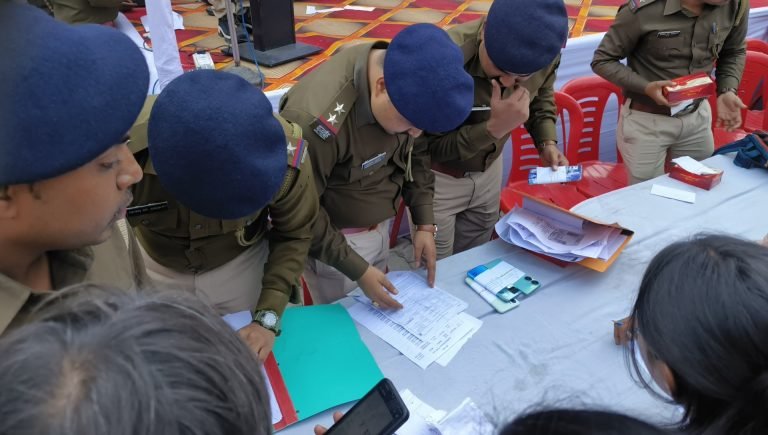 Jamshedpur Police Mobile Distribution:- जमशेदपुर पुलिस की एक ऐसी पहल, जिससे अब हर तरफ हो रही है उनकी चर्चा।