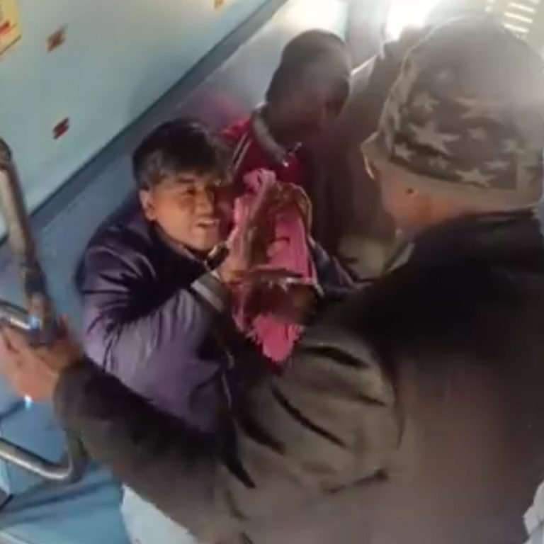 Barauni Lucknow Express: TT के गुंडागर्दी का वीडियो सोशल मीडिया पर वायरल।