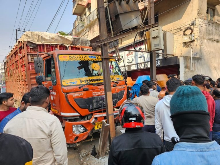 Jamshedpur News: अनियंत्रित ट्रक ने फॉर्च्यूनर में मारी टक्कर, कई अन्य वाहनों को भी लिया चपेट में, बाल बाल बचे लोग।