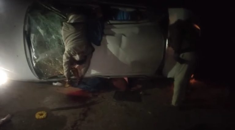 रांची के धुर्वा में भीषण सड़क दुर्घटना, कार के शीशे को तोड़ते हुए युवक आया बाहर,एक की दर्दनाक मौत।