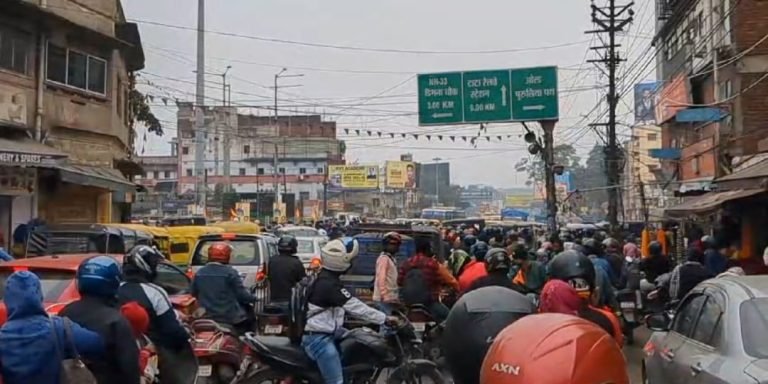 Jamshedpur News: मानगो गोलचक्कर में एक बार फिर लगा भारी जाम, वक्त पर स्कूल पहुंचने में बच्चों को हुई परेशानी