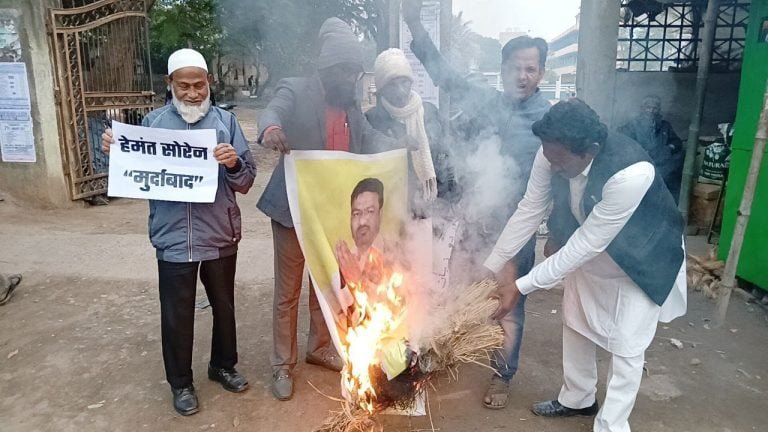 जमशेदपुर में जलाया गया मुख्यमंत्री हेमंत सोरेन और मंत्री हफीजुल हसन का पुतला, आखिर क्यों मुसलमान का एक तबका हेमंत सोरेन सरकार से है खफा