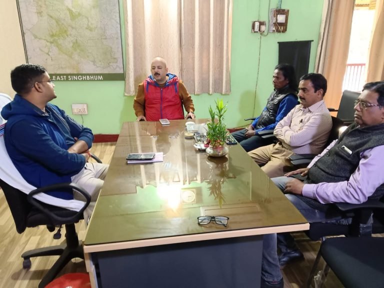 प्रेस क्लब ऑफ जमशेदपुर के अध्यक्ष पहुंचे मुसाबनी,डीएसपी से किया मुलाकात, पत्रकार पर हुआ था जानलेवा हमला।