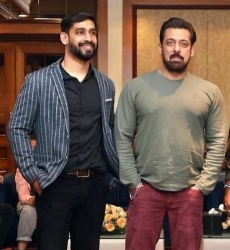 Jamshedpur : शहर के फहद मिले बॉलीवुड के भाई जान सलमान से, मुंबई के ताज होटल से आया था बुलावा।