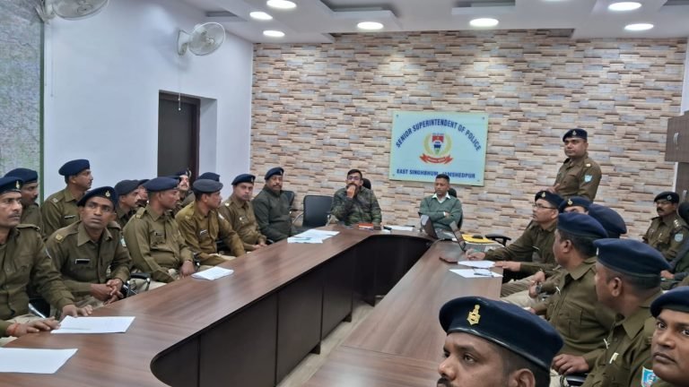 Jamshedpur Police News :- बेहतर प्रदर्शन करने वाले ऑपरेटर को जमशेदपुर एसएसपी ने किया पुरस्कृत।