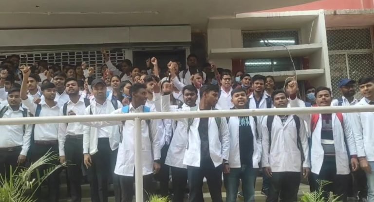 Jamshedpur के एमजीएम मेडिकल कॉलेज के पारा मेडिकल विद्यार्थियों ने किया विरोध प्रदर्शन, 3 साल के कोर्स को 15 दिनों में कराकर रजिस्ट्रेशन देने के खिलाफ़ फूटा गुस्सा