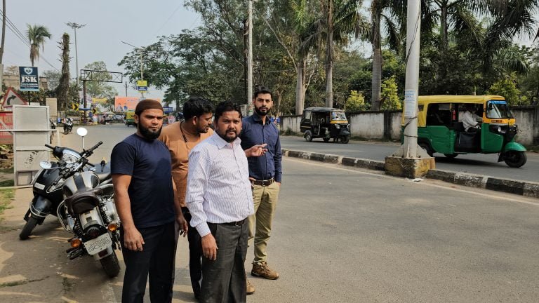 Jamshedpur Accident News:- मानगो के सड़कों के बीचो-बीच खड़ा विज्ञापन खंबा दे रहा है दुर्घटना को अंजाम, राहगीरों को हो रही है काफी परेशानी।