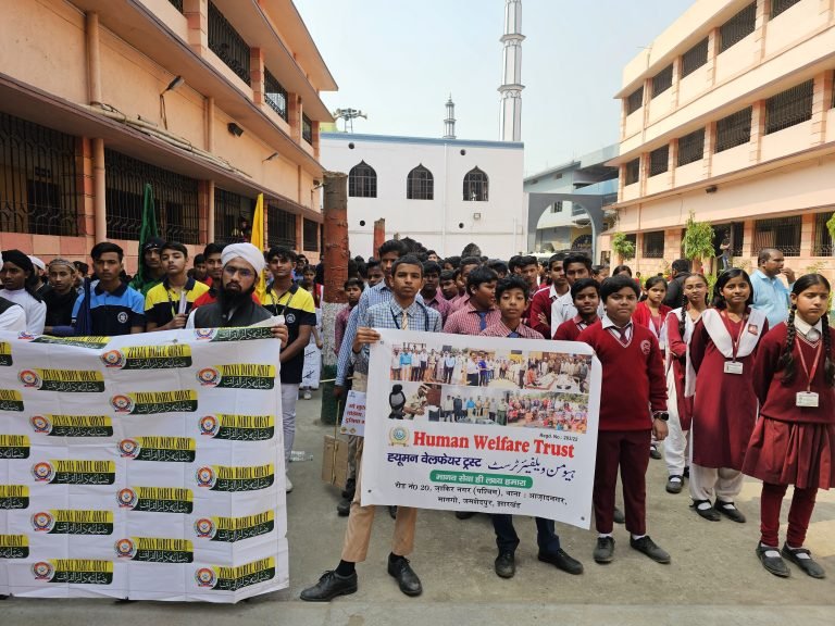 Jamshedpur Mango Traffic Awareness Rally: सड़क सुरक्षा को लेकर निकाली गई जागरूकता रैली, मानगो क्षेत्र के अलग अलग स्कूल और मदरसों के विद्यार्थियों ने दी अपनी भागीदारी।