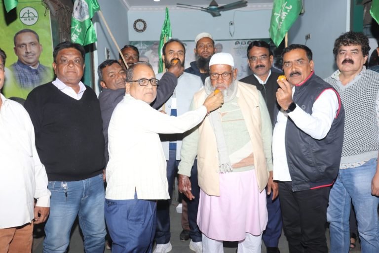 Jamshedpur News:- चंपई सोरेन सरकार द्वारा विश्वास मत जीतने के उपलक्ष में जमशेदपुर के धतकीडीह में मिठाई वितरण कार्यक्रम का हुआ आयोजन।