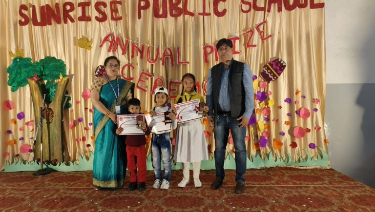 Sunrise Public School Mango Annual Prize Ceremony:-ओल्ड पुरुलिया रोड स्थित सनराइज पब्लिक स्कूल में एनुअल प्राइज सेरेमनी का हुआ आयोजन, बच्चो ने एक्ट के माध्यम से समाज को दिया खास संदेश