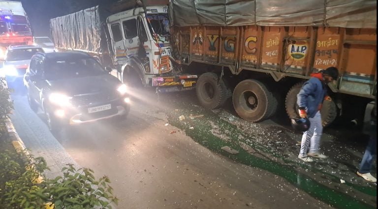 Jamshedpur Road Accident:- कोर्ट रोड में बड़े वाहन ने दूसरे वाहन को मारी पीछे से टक्कर