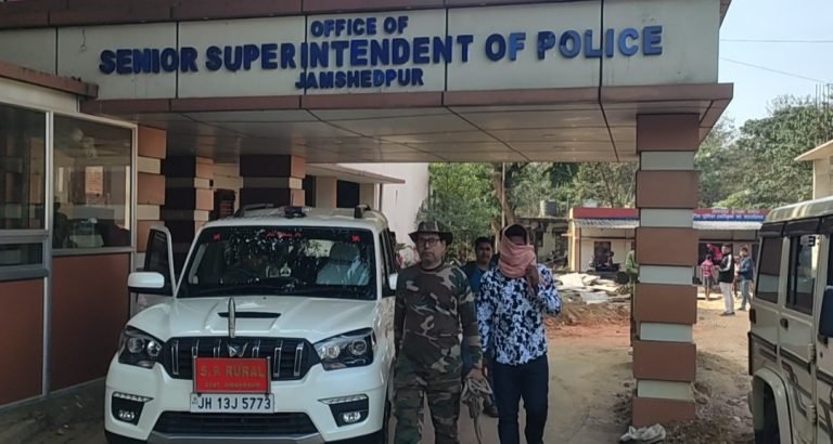 Jamshedpur Police Press Conference:- थार जीप का इस्तेमाल कर कारोबारियो से करता था रंगदारी की मांग, अब चढ़ा जमशेदपुर पुलिस के हत्थे