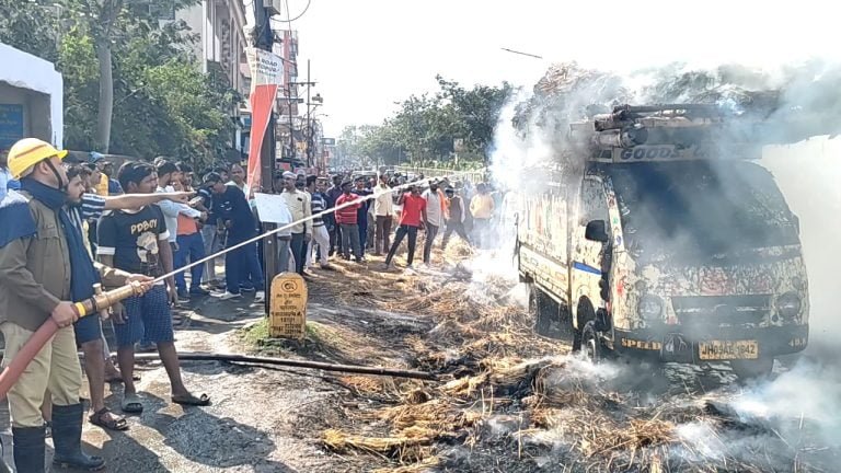 Jamshedpur Breaking :-मानगो डिमना रोड में खड़े गाड़ी में लगा भीषण आग, दमकल गाड़ी ने संभाला मोर्चा।