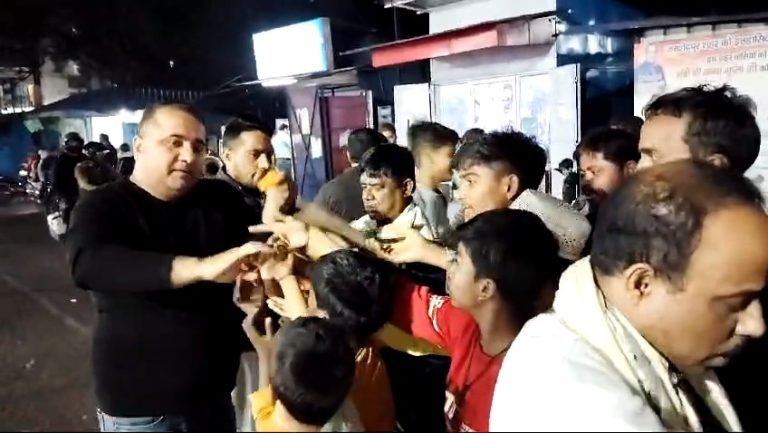 Dhatkidih News:- विधायक बन्ना गुप्ता को मंत्री बनाए जाने की खुशी में धतकीडीह में हुई जमकर आतिशबाजी, किया गया लड्डू वितरण।