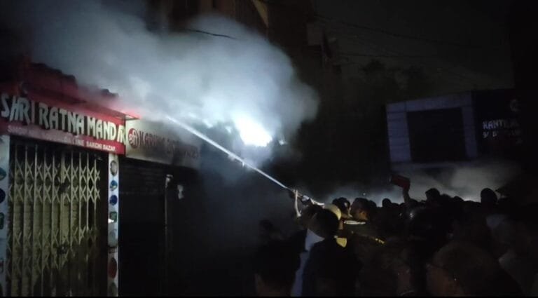 Fire Caught In Sakchi Bazaar, 3 Fire Brigade At Spot