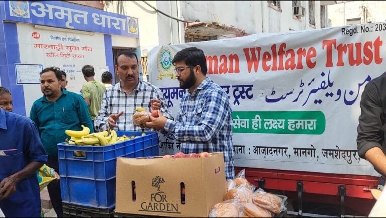 Food Distribution By Human Welfare Trust At Mgm Hospital, IBM Engineer Mohammad Aftab Alam Was Present As A Guest