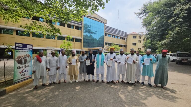 झारखंड में बढ़ते मॉब लिंचिंग के मामलों के खिलाफ जमशेदपुर के मुस्लिम समुदाय के धार्मिक गुरु पहुंचे उपायुक्त कार्यालय, कोडरमा के इमाम शहाबुद्दीन के मामले में सीबीआई जांच की रखी मांग, अख्तर अंसारी के परिजनों को 50 लाख मुआवजा एवं सरकारी नौकरी देने का डिमांड।