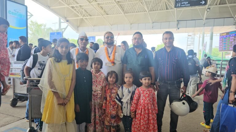 अलिफ हज एंड उमराह ट्रैवल्स द्वारा 50 लोग हुए उमराह पर रवाना