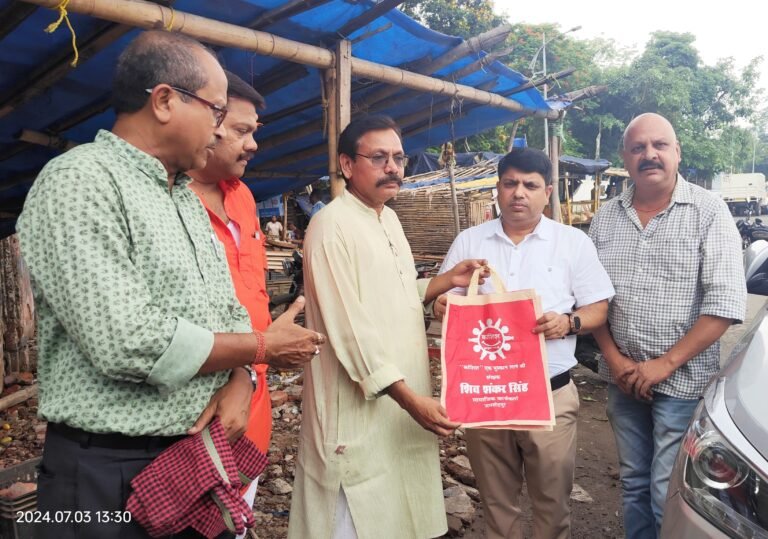 कोशिश संस्था ने निःशुल्क कपड़े का थैला वितरण कर प्लास्टिक का उपयोग न करने की दी सलाह, बताई वजह