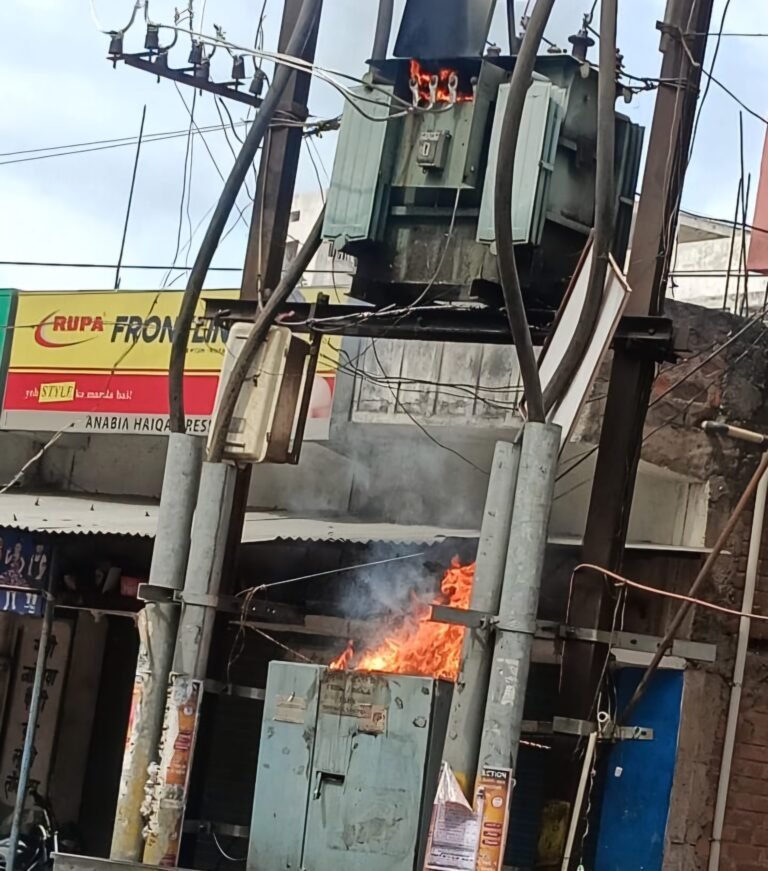 मानगो के गरीब नवाज कॉलोनी के ट्रांसफर में लगी आग, मचा अफरा तफरी।