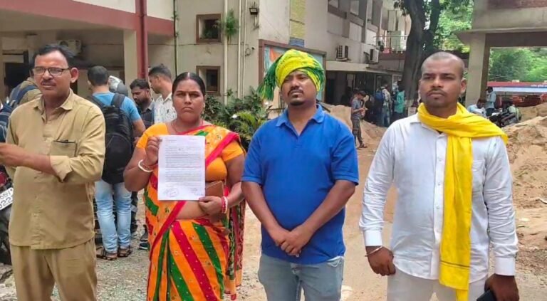 रंगदारी नहीं देने पर दबंगों ने परिवार के साथ की मारपीट, जान से मारने की भी दी गई धमकी, न्याय की गुहार लगा रही महिला पहुंची एसएसएपी ऑफिस