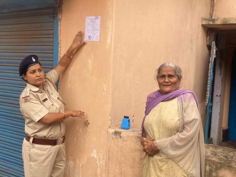 फरार चल रहे दुष्कर्म आरोपी जगजीत सिंह उर्फ सोनू के घर चस्पा किया गया इश्तेहार, कोर्ट में हाजिर होने का दिया गया आदेश