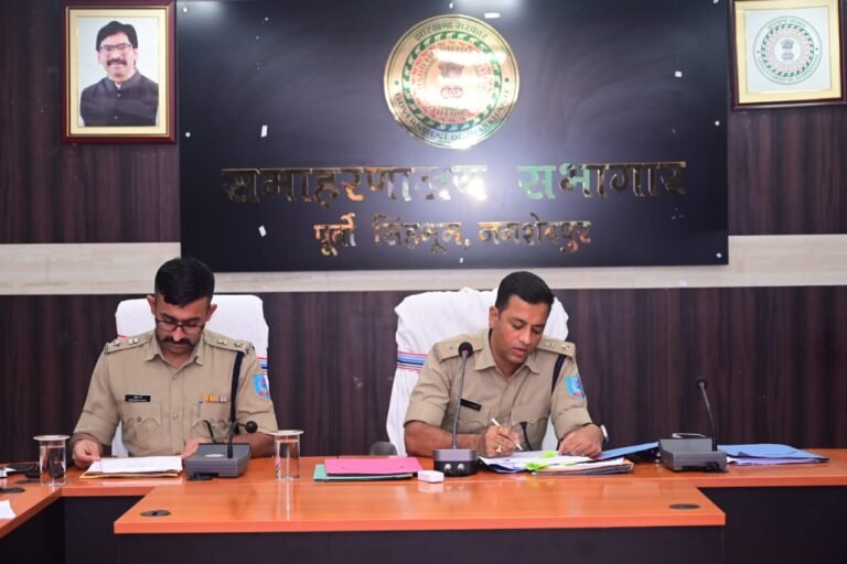 जमशेदपुर में थाना प्रभारी समेत पुलिस अधीक्षक और कई अधिकारियों एवं पदाधिकारियों के साथ मासिक अपराध को लेकर की गई समीक्षात्मक बैठक