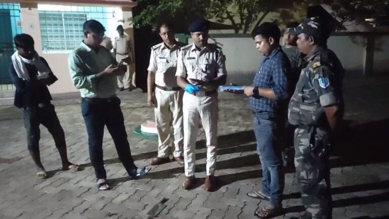 मानगो वन विभाग के प्रांगण में मजदूर पर चापड़ से हमला, मोनादिर नामक युवक घायल, नए संहिता के तहत वीडियोग्राफी कर पुलिस ने मौके पर ही हथियार जब्त कर किया सील।