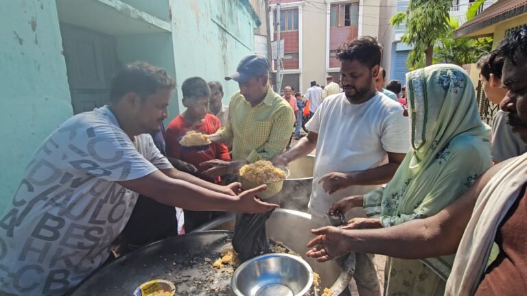मानगो के ज़ाकिर नगर बॉयज क्लब द्वारा मोहर्रम के मौके पर 150 किलो लंगर का वितरण