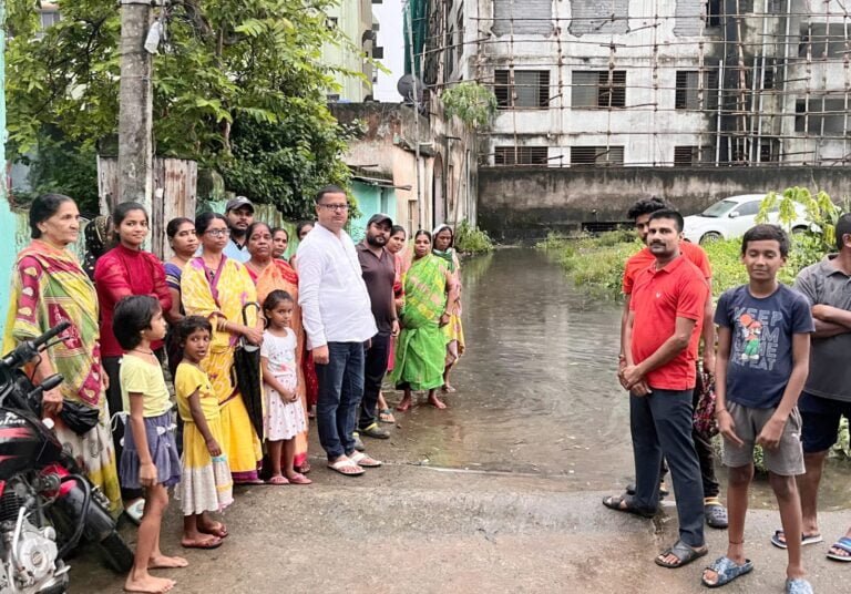 मानगो में जलजमाव के कारण बच्चों की शिक्षा हो रही बाधित और महामारी फैलने का सता रहा है डर