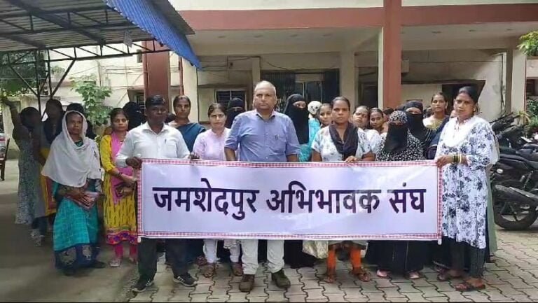 स्कूल के वैन ड्राइवर द्वारा बच्ची के साथ गलत हरकत करने पर आक्रोशित अभिभावक संघ ने की एसपी से मुलाकात