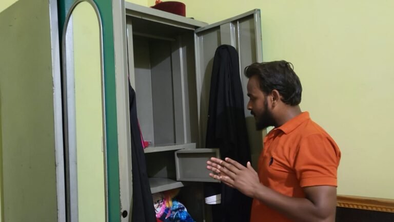 जुगसलाई के एक मकान में हुई चोरी, जिस रूम में सोए थे दंपत्ति उसी रूम में चोर ने किया हाथ साफ।