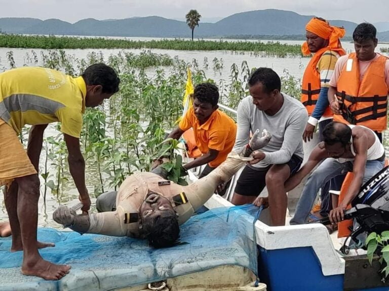 लापता ट्रेनी विमान के रेस्क्यू ऑपरेशन में जुटी नौसेना की टीम, एक पायलट का शव बरामद