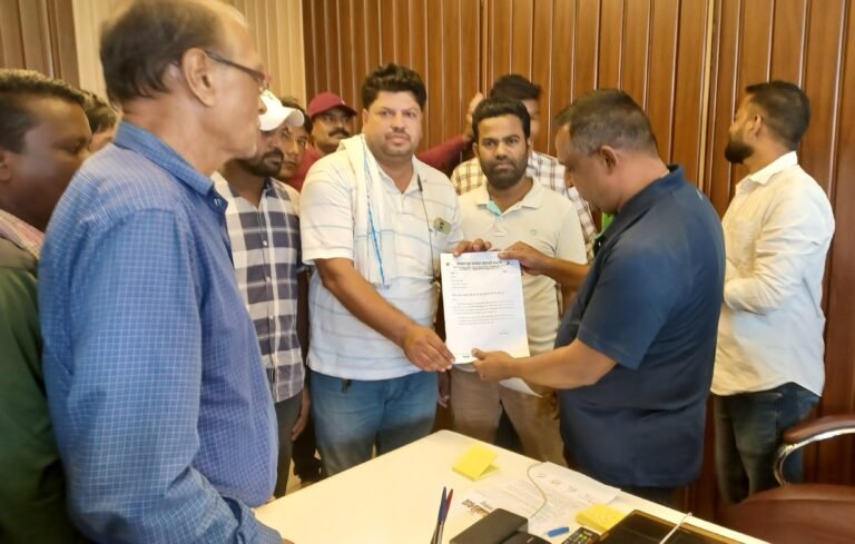 झारखंड के स्वास्थ्य एवं खाद्य आपूर्ति मंत्री से कपाली क्षेत्र के लोगों ने की एंबुलेंस सेवा की मांग