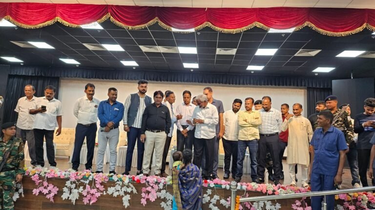 झारखंड मुक्ति मोर्चा से अलग होने के बाद पूर्व मुख्यमंत्री चंपई सोरेन ने सरायकेला खरसावां में जनसभा का किया आयोजन।