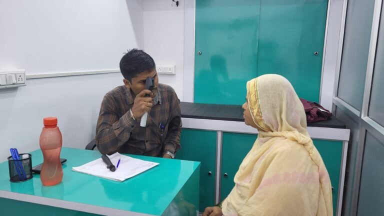 केयर पॉइंट फार्मा और पूर्णिमा नेत्रालय के साझा सौजन्य से निशुल्क नेत्र जांच शिविर का आयोजन