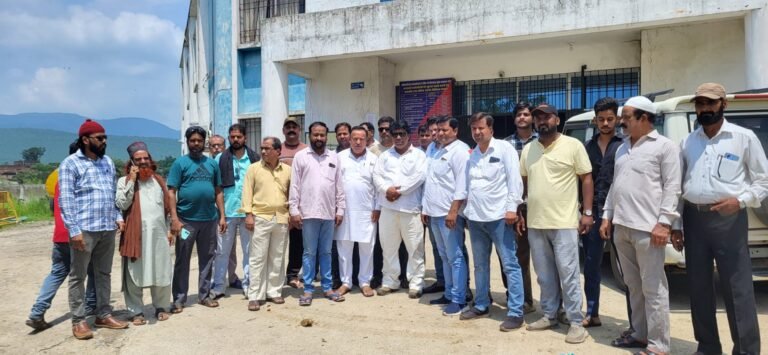 काम में बरती जा रही लापरवाही के खिलाफ कपाली के जनप्रतिनिधि पहुंचे कपाली नगर परिषद