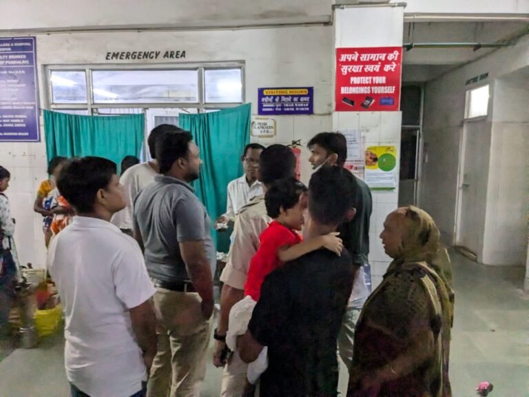 नवजात बच्चे का इलाज नहीं होने पर एमजीएम अस्पताल में हंगामा, आजाद समाज पार्टी के कार्यकर्ताओं ने अस्पताल के कार्यशैली पर उठाए सवाल।