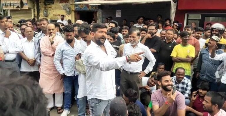 प्रतिबंधित मांस को लेकर रांची में हंगामा,लोगों ने किया सड़क जाम