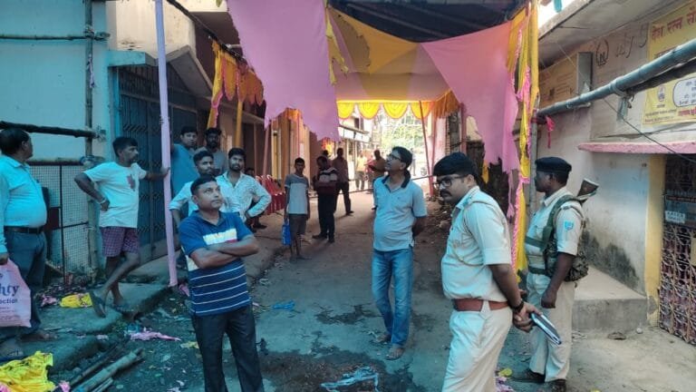 जमशेदपुर के मानगो सुभाष कॉलोनी के पूजा पंडाल में लगी भीषण आग, धू धू कर जलकर खाक हुआ पंडाल।