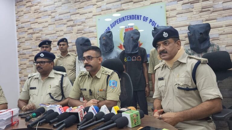 जमशेदपुर में स्कूली बच्चे का अपहरण कर उसके मोबाइल और पैसे छीनने के मामले में पुलिस ने आठ लोगों को किया गिरफ्तार