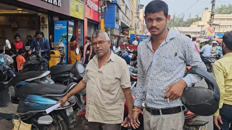 दुर्गा पूजा की खरीदारी करने गए युवक के बगल से ही बाइक उड़ा ले गए चोर