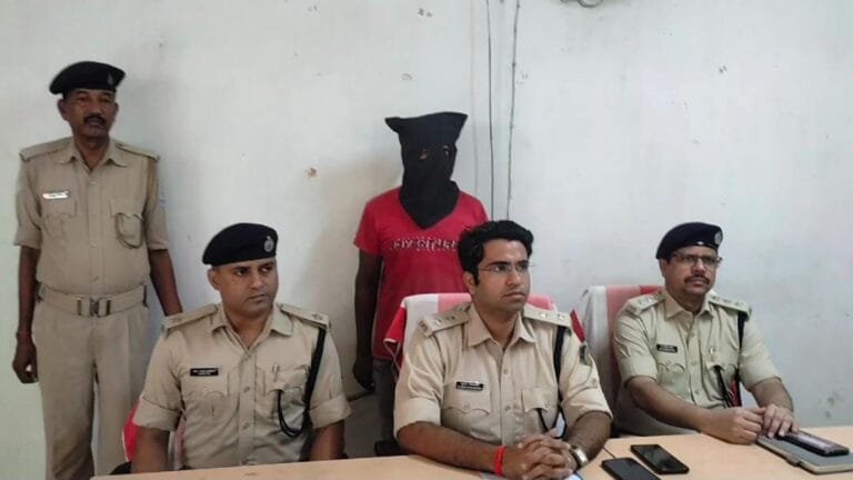 जमशेदपुर में अवैध विदेशी शराब का भंडाफोड़, पुलिस ने 49 पेटी शराब बरामद की