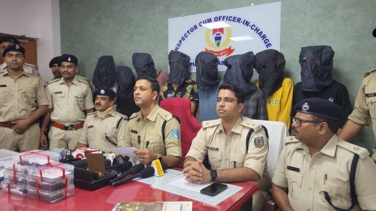 दुर्गा पूजा विसर्जन के दौरान आतंक मचाने वालों को पुलिस ने दबोचा, 8 हुए गिरफ्तार